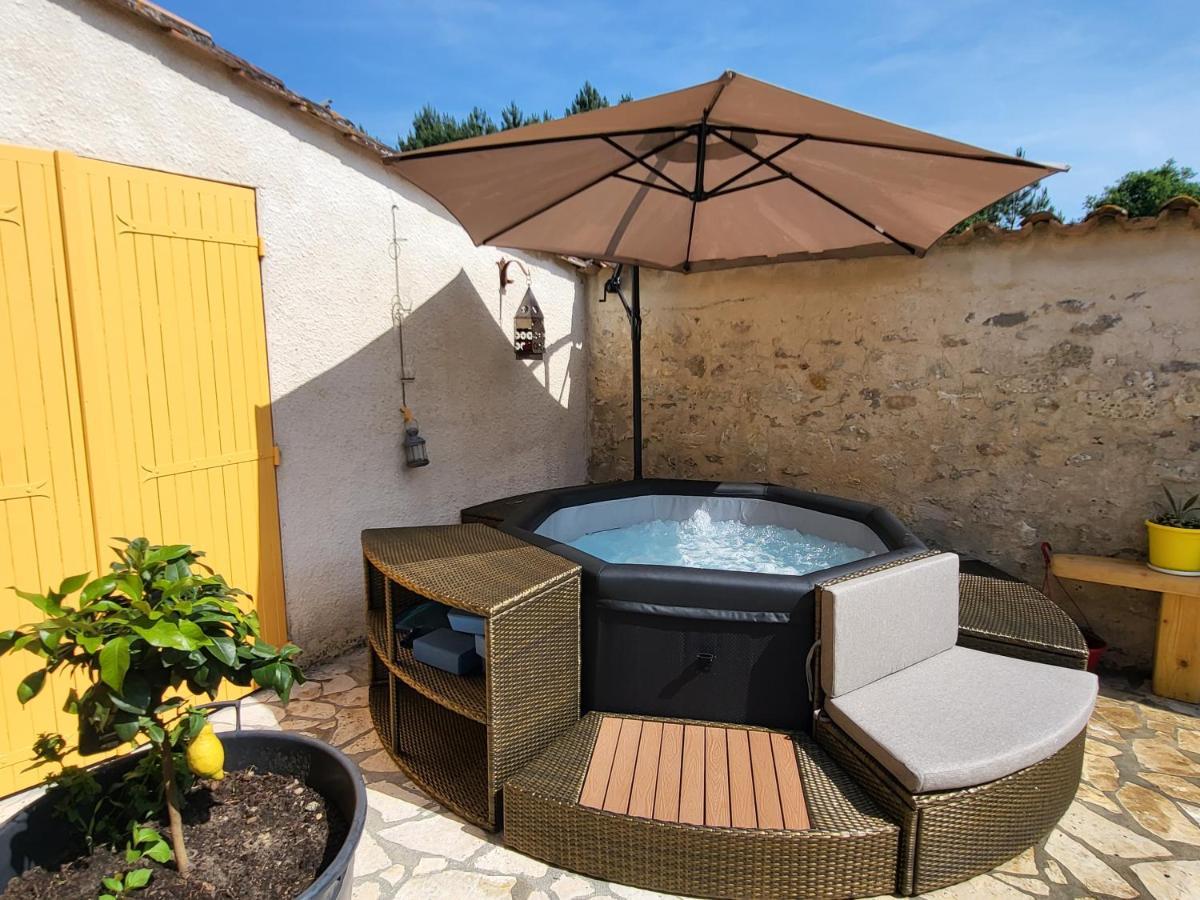 Bed and Breakfast Domaine De La Sarrotte Saugon Экстерьер фото